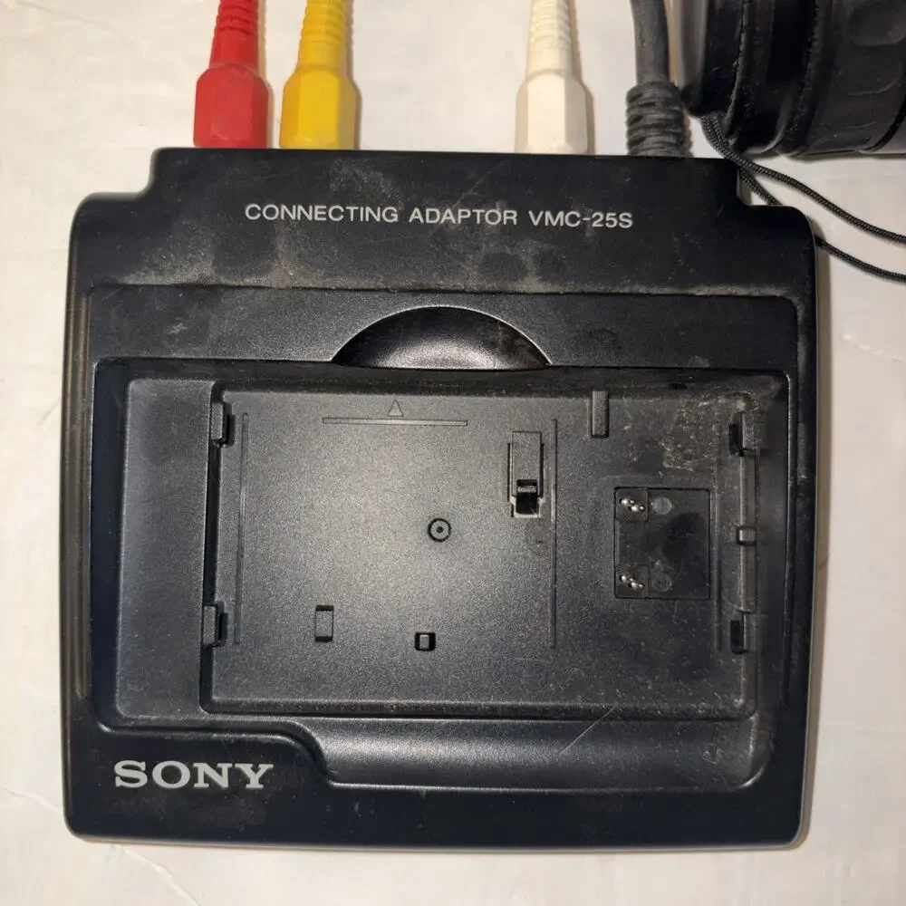 Sony CCD-FX630 Video8 HandyCam Camcorder Video Camera Untested Powers On Acc Inc